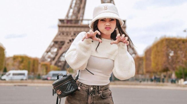 Momen Fuji Sibuk Betulkan Baju ketika Ganjar Pidato Disorot, Gegara Idap Gangguan Mental ADHD?